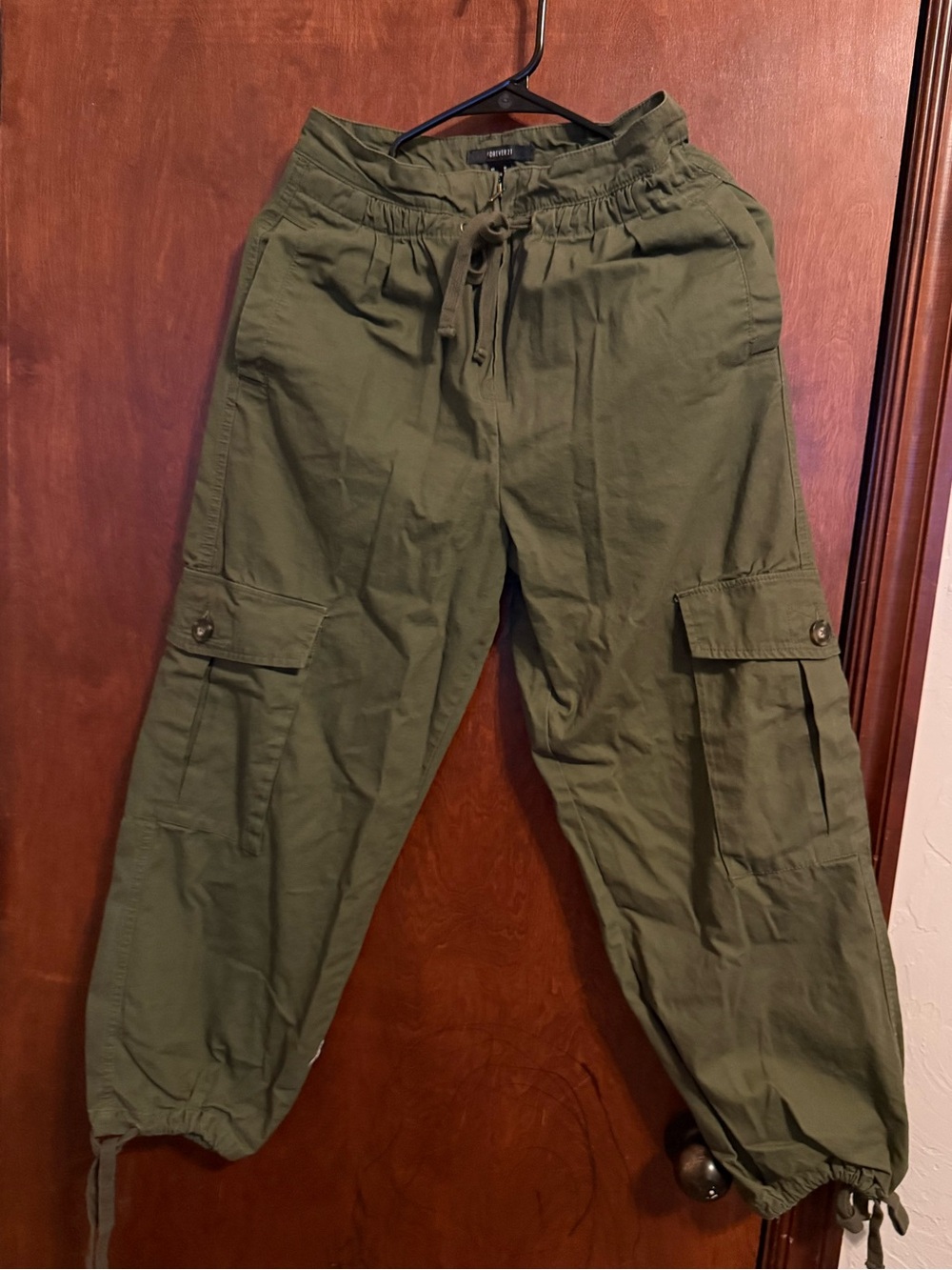 F21 women’s high rise green zip up cargo pants medium